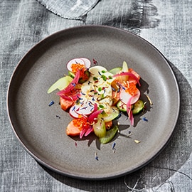 Gerookte zalm salade met luchtige botersaus en citrus